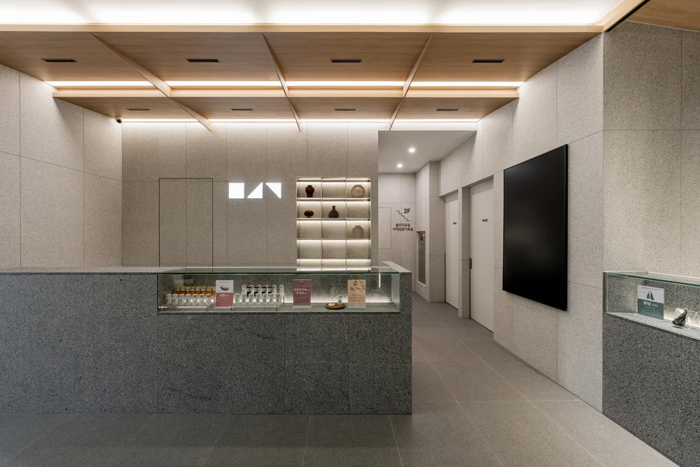 장산역 직장인 피로 한약|물리치료실 및 어깨집중치료실 안내가 포함된 병원 로비 전경